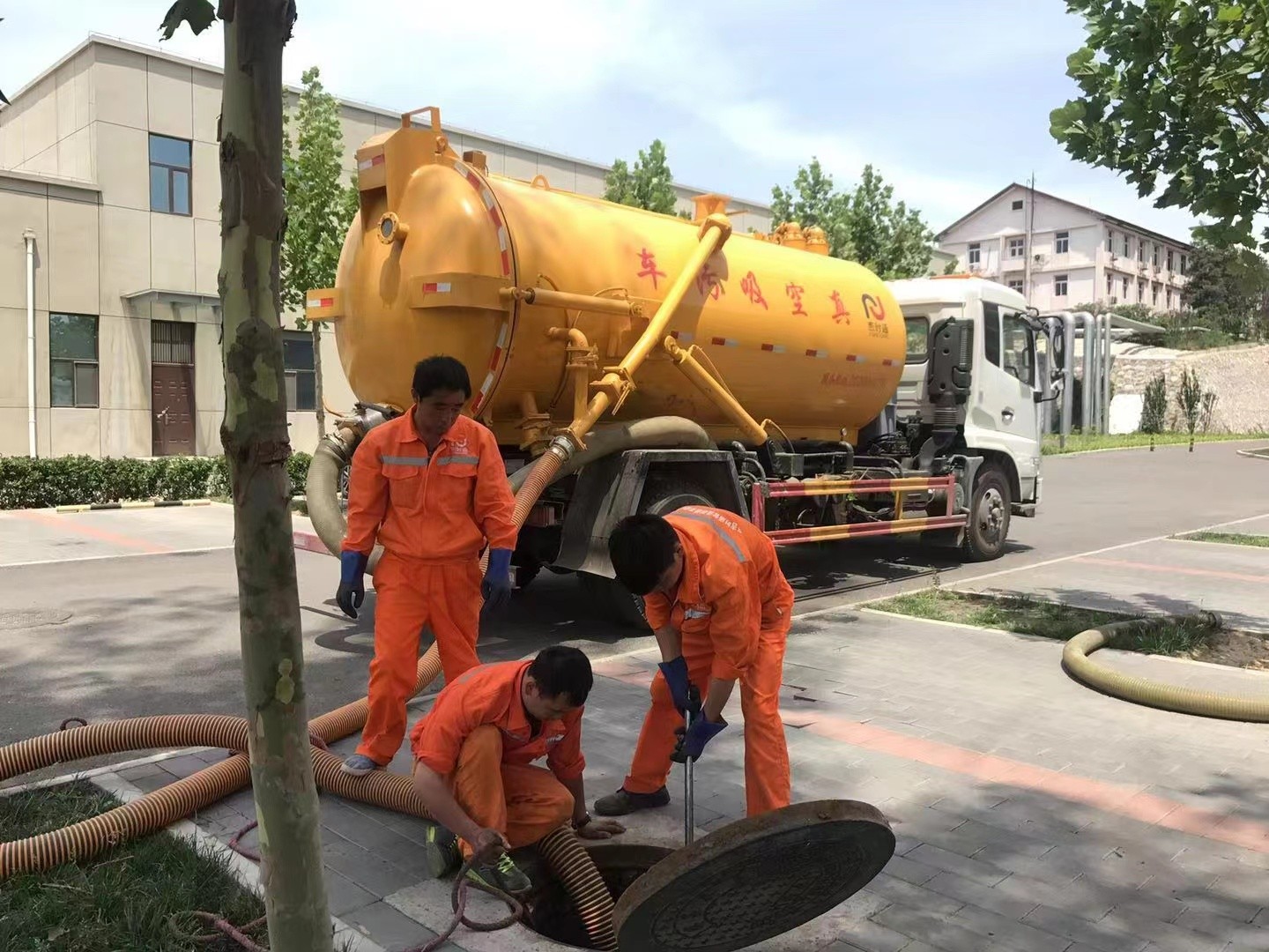 娄烦管道疏通车停在窨井附近