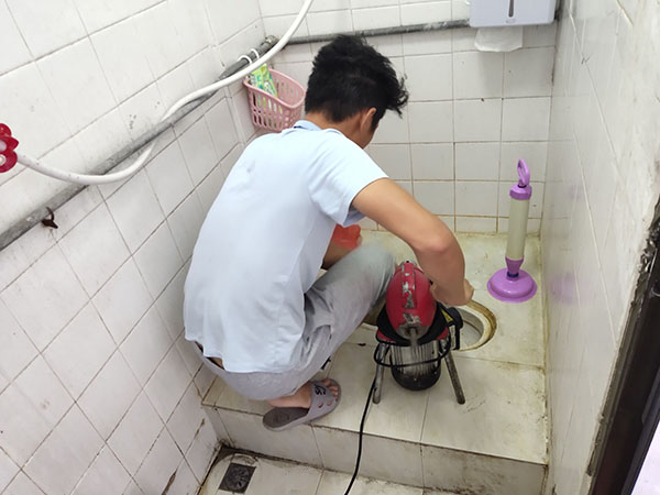 娄烦管道堵塞冒臭气 专业师傅现场解决问题